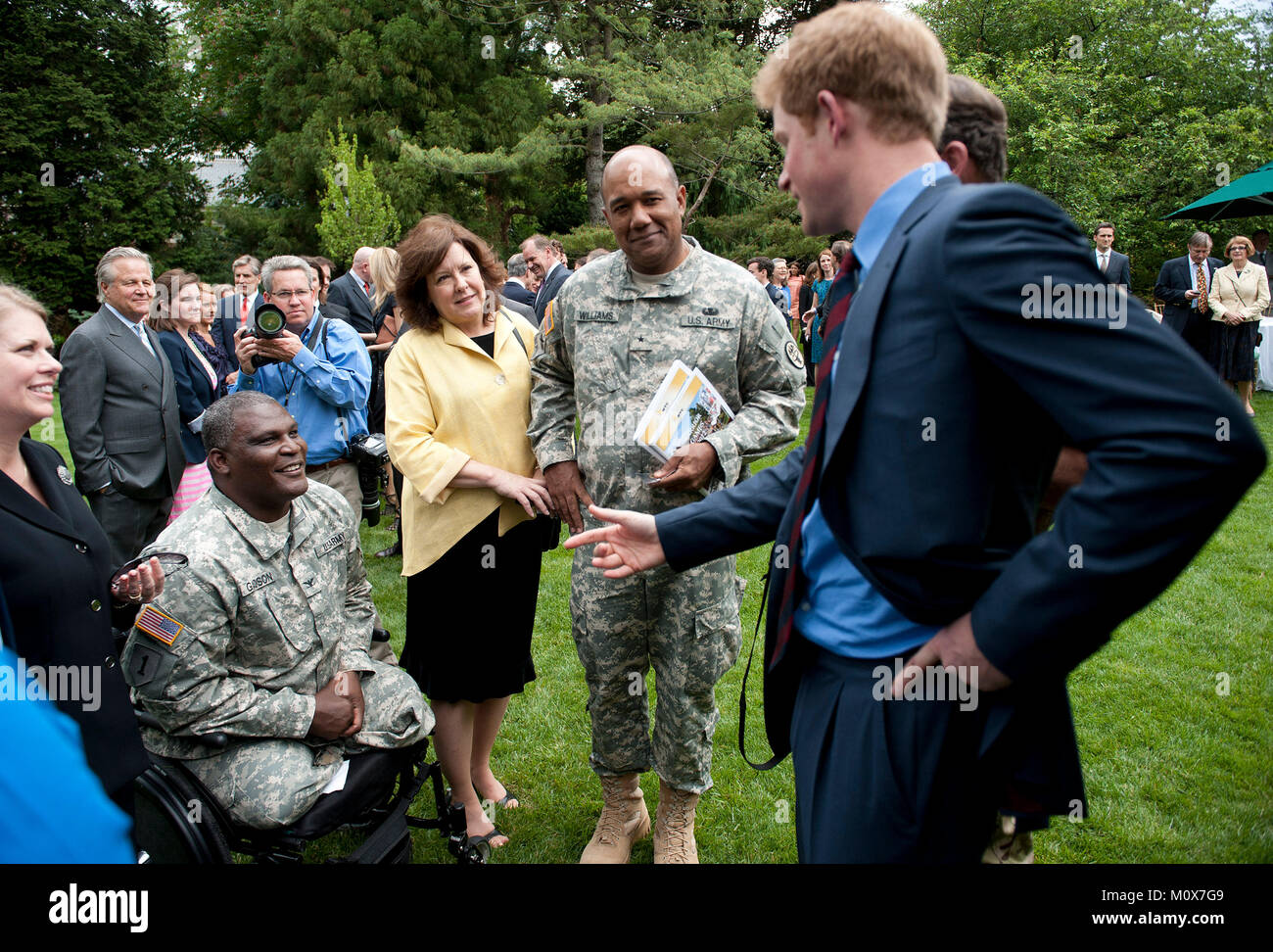 Le prince Harry accueille les soldats blessés américains au cours d'une réception à la résidence de l'ambassadeur britannique à Washington, D.C. le 7 mai 2012. .Crédit : Kevin Dietsch // MediaPunch CNP via Piscine Banque D'Images