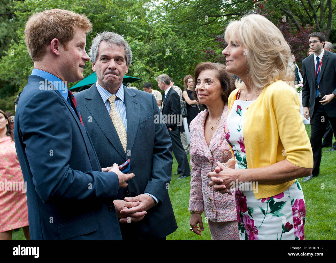 Le prince Harry (L) et Sir Peter Westmacott (2e-L), l'ambassadeur britannique aux États-Unis, parler au Dr. Jill Biden (R), l'épouse de Vice président américain Joe Biden, lors d'une réception pour les soldats blessés américains et britanniques à la résidence de l'ambassadeur britannique à Washington, D.C. le 7 mai 2012. .Crédit : Kevin Dietsch // MediaPunch CNP via Piscine Banque D'Images