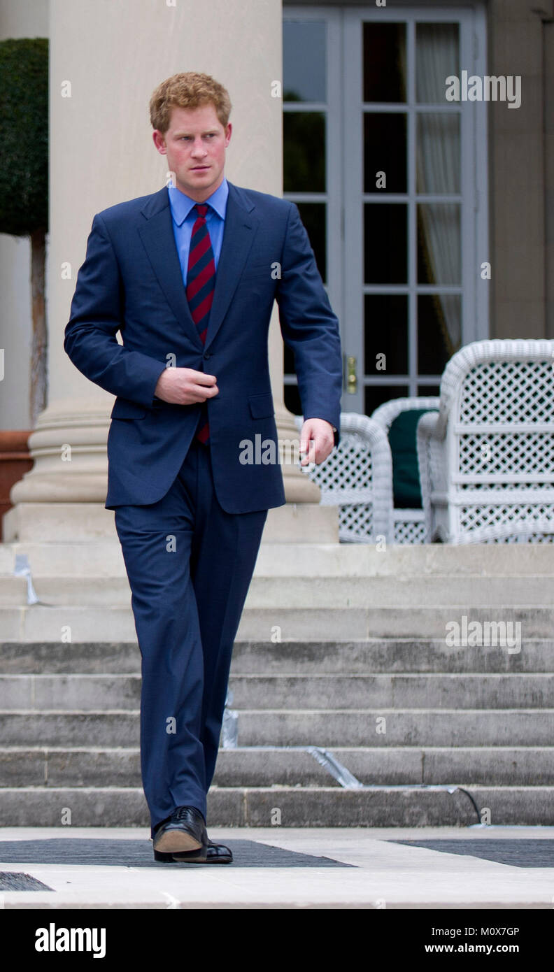 Le prince Harry arrive pour une réception à la résidence de l'Ambassadeur britannique en reconnaissance de soldats blessés américains et britanniques, dans la région de Washington, D.C. le 7 mai 2012. .Crédit : Kevin Dietsch // MediaPunch CNP via Piscine Banque D'Images