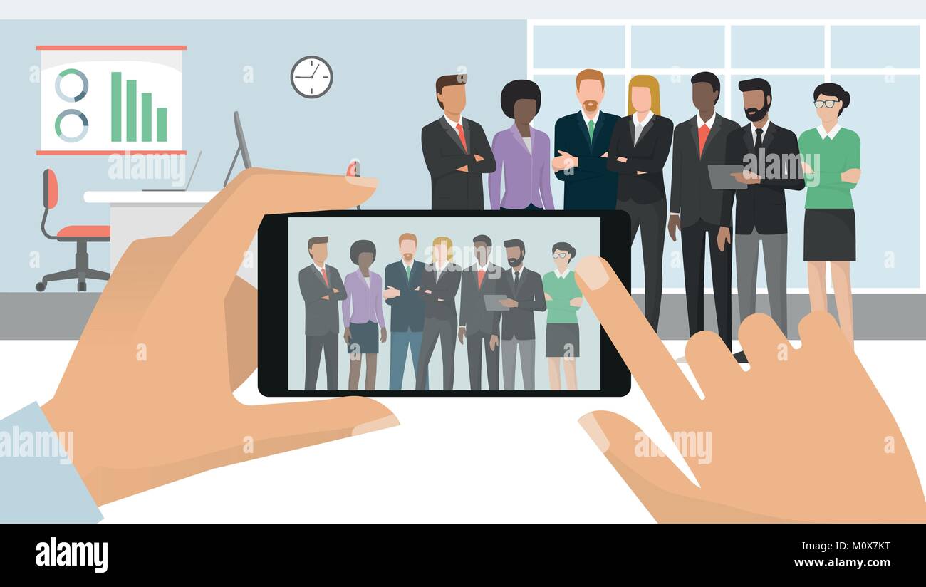 Les gens d'affaires de l'entreprise réunion au bureau et posant ensemble, un homme prend une photo à l'aide d'un smartphone et le partage en ligne Illustration de Vecteur