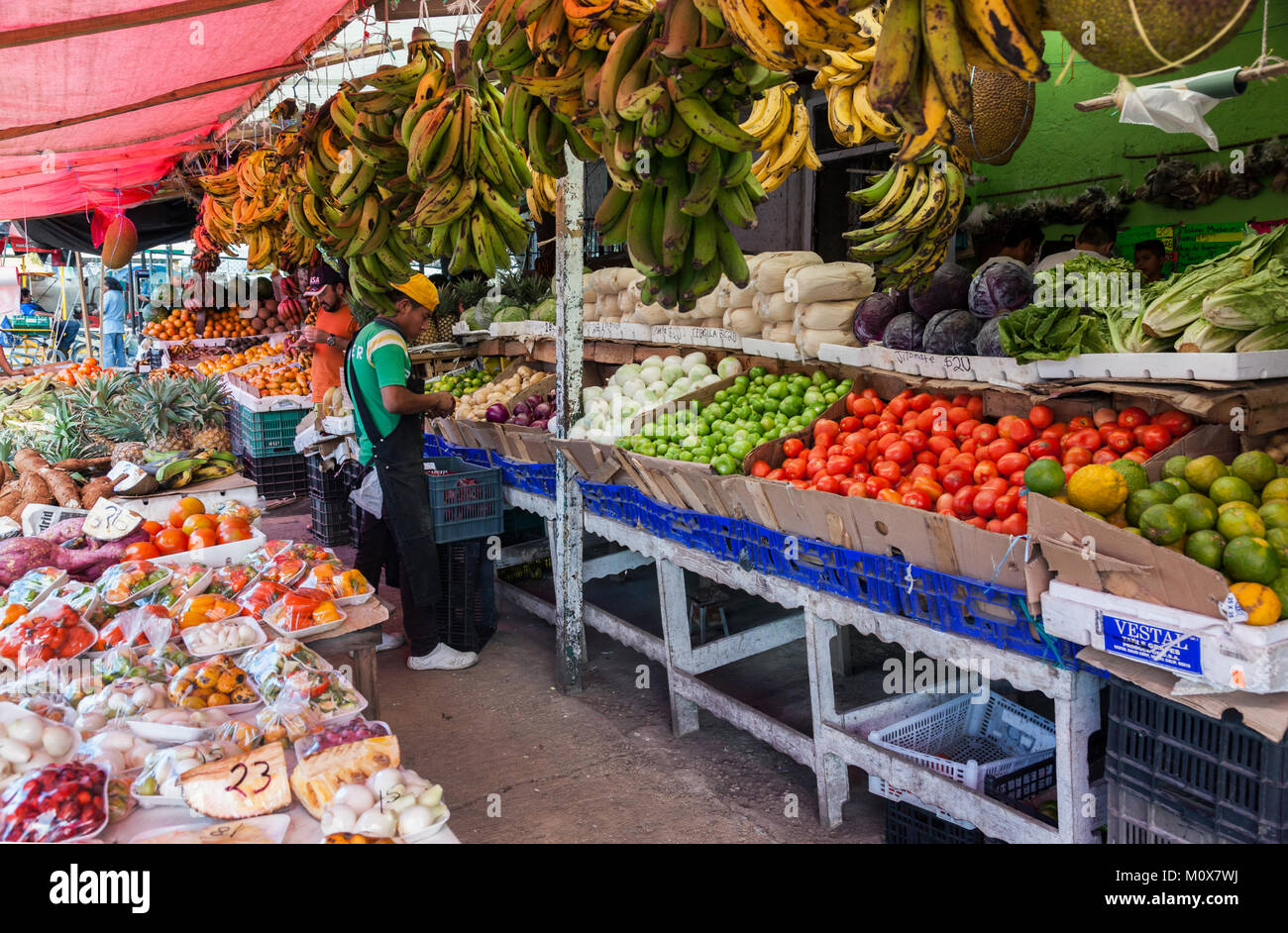 Vendeur de fruits et légumes sur le marché 23, Cancun, péninsule de Yucatán, Mexique Banque D'Images