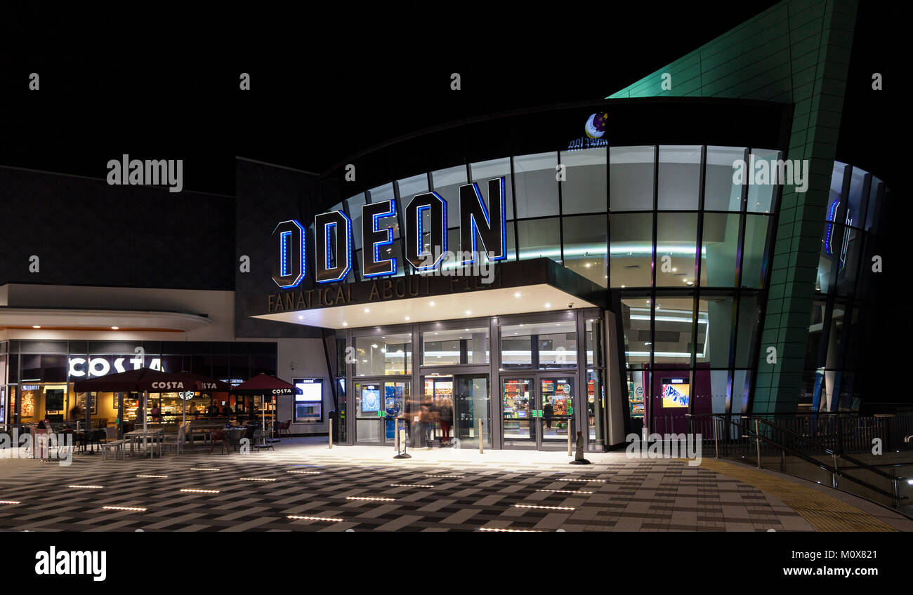 ODEON de nuit, St Stephen's place, Trowbridge, Wiltshire, Angleterre, Royaume-Uni Banque D'Images