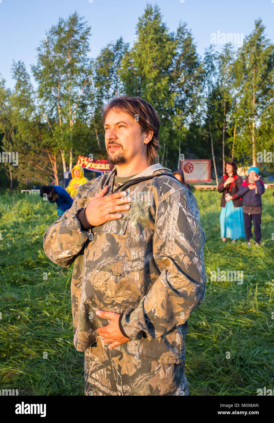 Cosmos Village, Province, le Kazakhstan - 16 août 2015 : Grand groupe de professionnels autochtones jouent roundelay et se tenir en cercle dans le parc sur l'herbe verte aux beaux jours de l'été, festival de musique ethnique de aboveThe Forey, rassemble un grand nombre de personnes sur cette maison de vacances pour se détendre et s'amuser. Concert en plein air, ethniques, où de nombreuses personnes se sont réunies. Banque D'Images