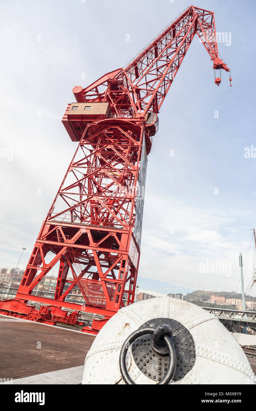 Maritime Museum, extérieur, grande grue, la grua carola, structure symbolique à côté de l'estuaire de Bilbao. Banque D'Images