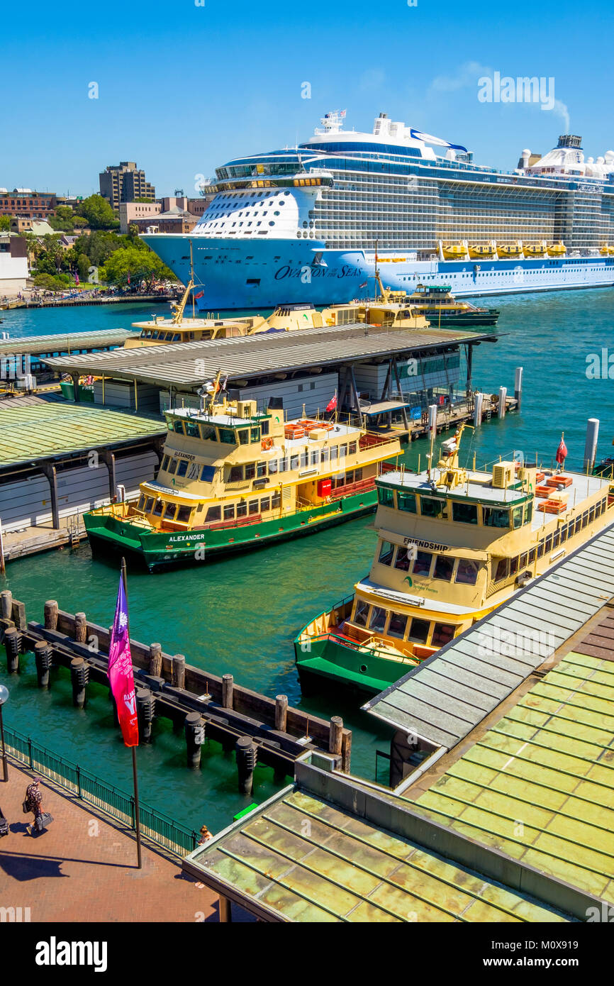 Ovation du Royal Caribbean of the Seas bateau de croisière amarré au terminal passagers d'outre-mer à Circular Quay, Sydney, Australie sur une journée ensoleillée. Banque D'Images