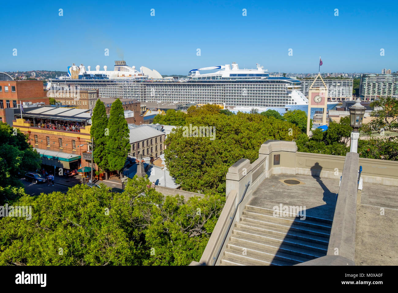 Les rochers et grand bateau de croisière stationné au Terminal Passagers d'outre-mer à Circular Quay, Sydney, Australie, le jour ensoleillé vue depuis le Harbour Bridge à pied. Banque D'Images