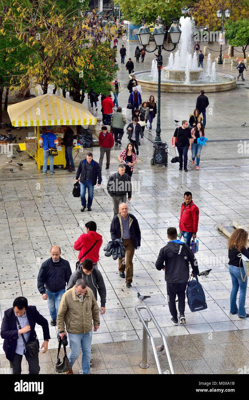 Les gens autour de la Place Syntagma, Athènes, Grèce Banque D'Images