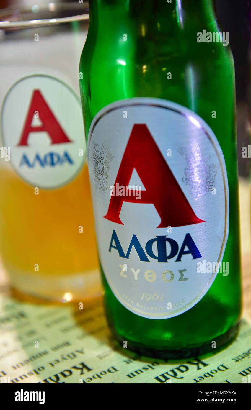 Bouteille et verre de bière Alpha Grec en Grèce Banque D'Images