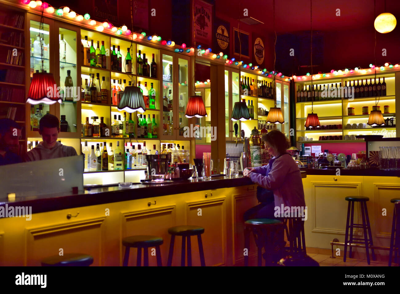 Bar à l'intérieur le centre d'Athènes, près de la place Monastiraki avec un verre sur le comptoir Banque D'Images