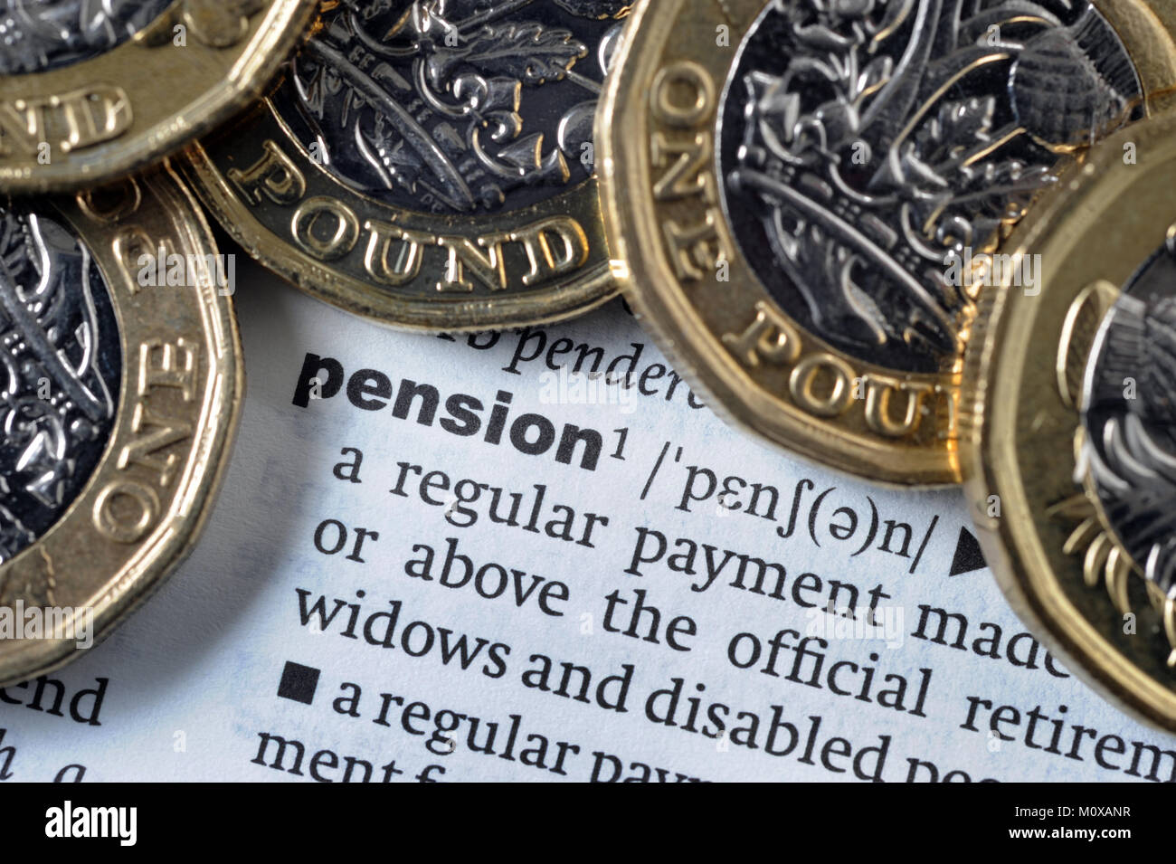 Orthographe du mot 'PENSION' AVEC UNE PIÈCES LIVRE RE REVENUS LES PENSIONS DE RETRAITE VIEILLESSE ÉPARGNE ETC UK Banque D'Images
