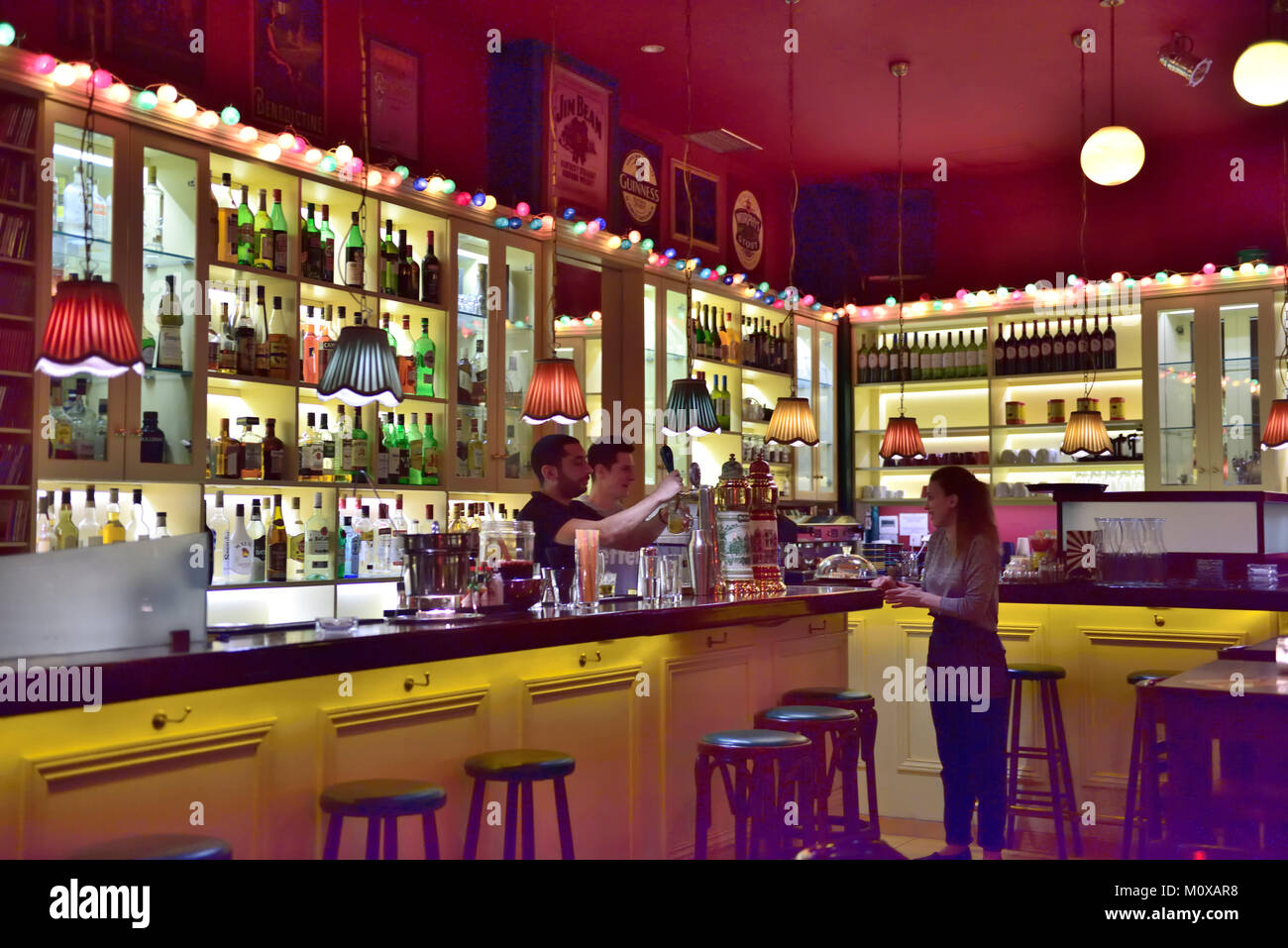 Bar à l'intérieur le centre d'Athènes, près de la place Monastiraki avec un verre sur le comptoir Banque D'Images