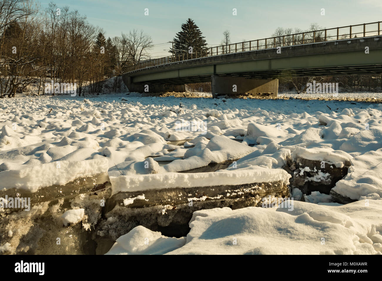 Un embâcle bloquant la rivière Housatonic Kent dans le Connecticut. Banque D'Images