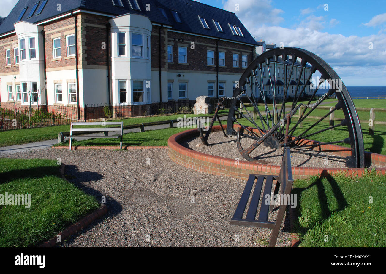 Falaise entrée à Seaham Marina avec zone résidentielle et référence à l'extraction du charbon et villes voyage passé Banque D'Images