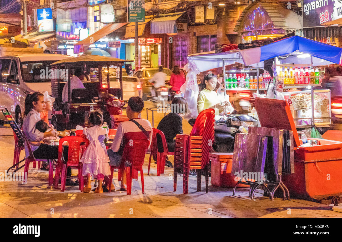 Les vendeurs de rue à Phnom Penh Cambodge riverside Banque D'Images