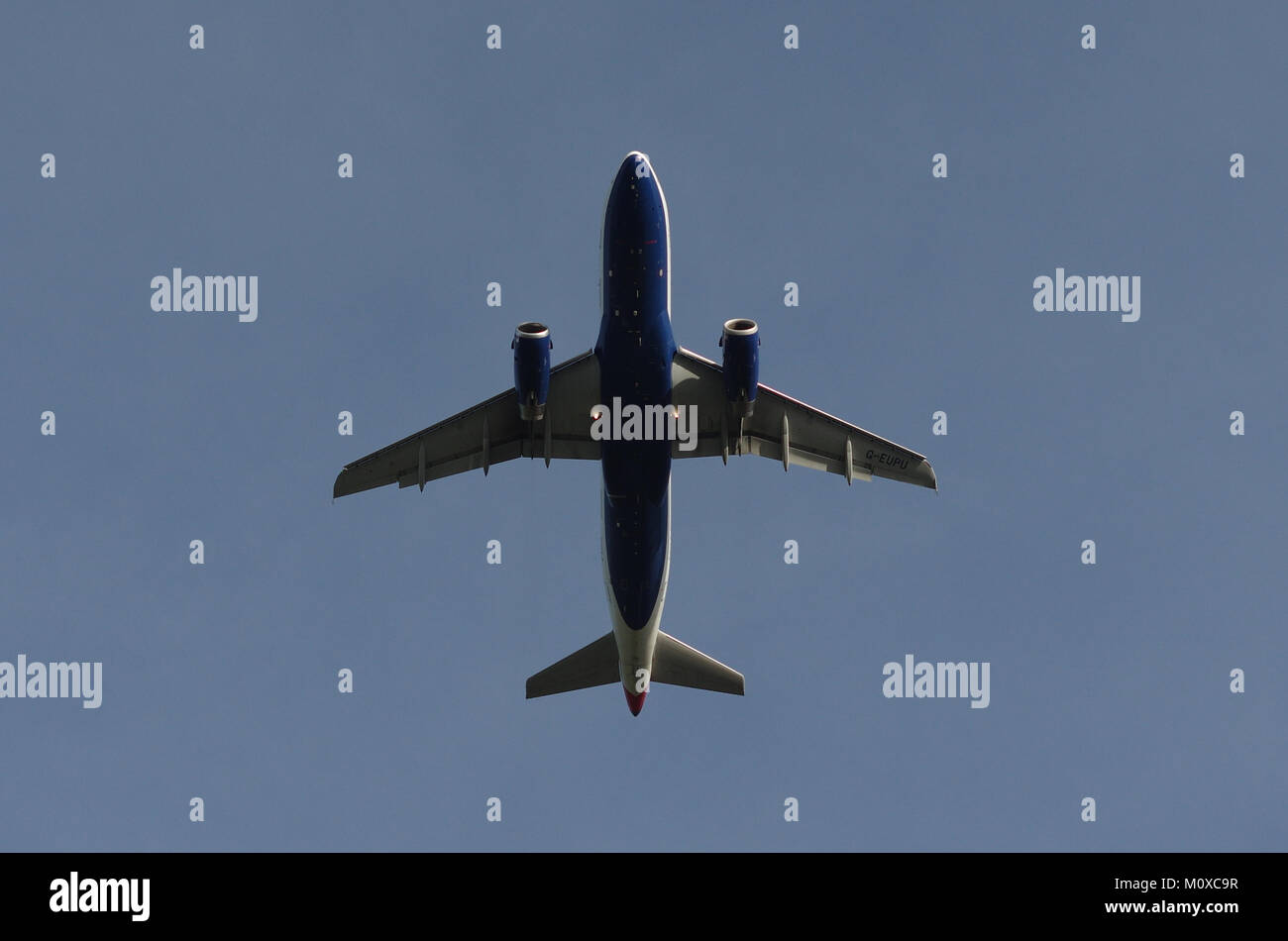Düsseldorf, Allemagne - 28 décembre 2015 : Airbus A319-100 de la compagnie British Airways qui décolle de l'aéroport de Düsseldorf Banque D'Images