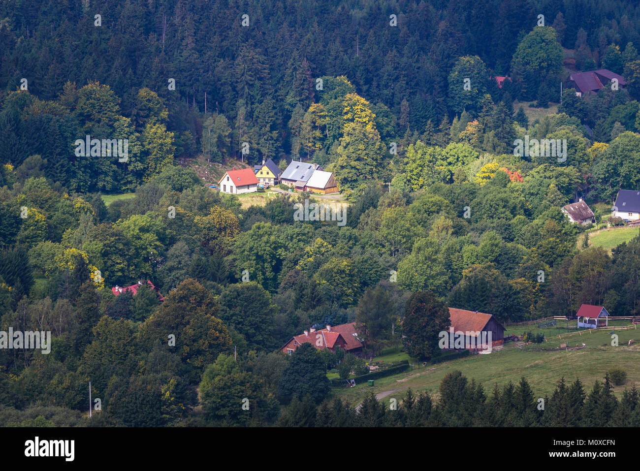 Pasterka village vue de Szczeliniec Wielki, le plus haut sommet des montagnes Stolowe (Montagnes de Table), qui fait partie de la gamme des Sudètes en Pologne Banque D'Images