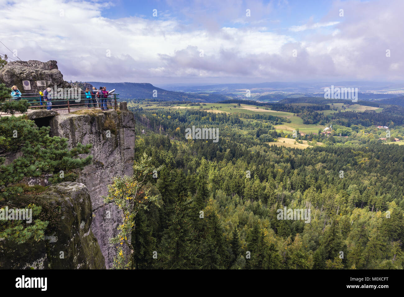 Point d'observation sur Szczeliniec Wielki, le plus haut sommet des montagnes Stolowe (Montagnes de Table), une partie de la gamme des Sudètes, la Basse Silésie, Pologne Banque D'Images