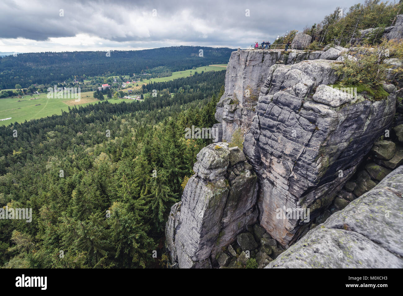 Vue aérienne de terrasses de Szczeliniec Wielki, le plus haut sommet des montagnes Stolowe (Montagnes de Table), une partie de la gamme des Sudètes en Pologne Banque D'Images