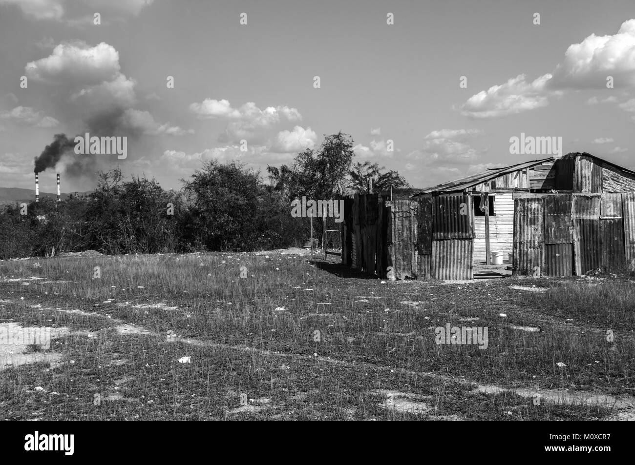 Maisons de ferraille sur l'île de Grand-mère après un ouragan en Santiage de Cuba en noir et blanc Banque D'Images