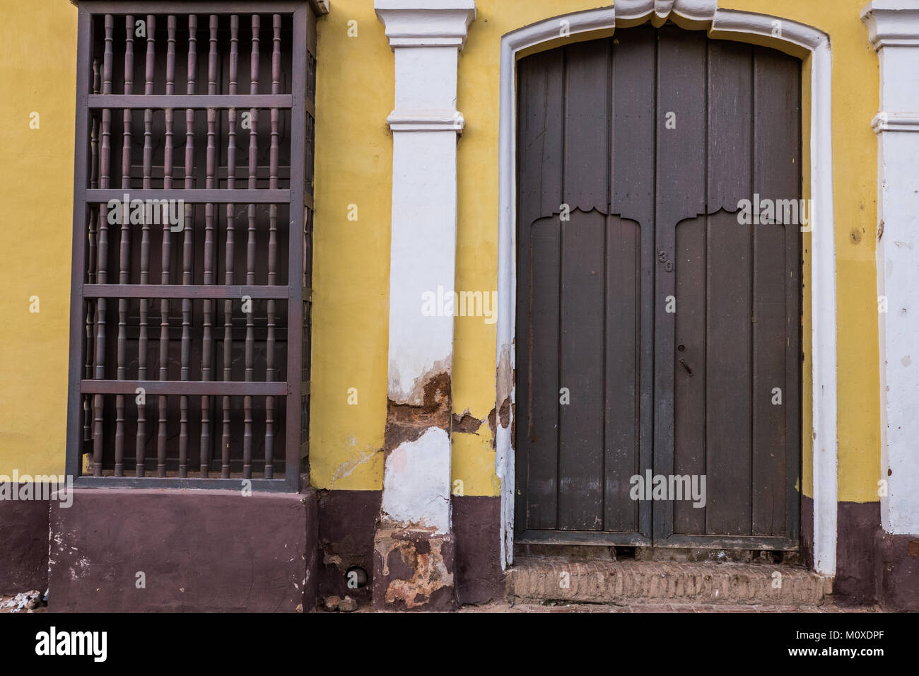 Bâtiment colonial jaune brun avec portes, fenêtres à Trinidad, Cuba Banque D'Images