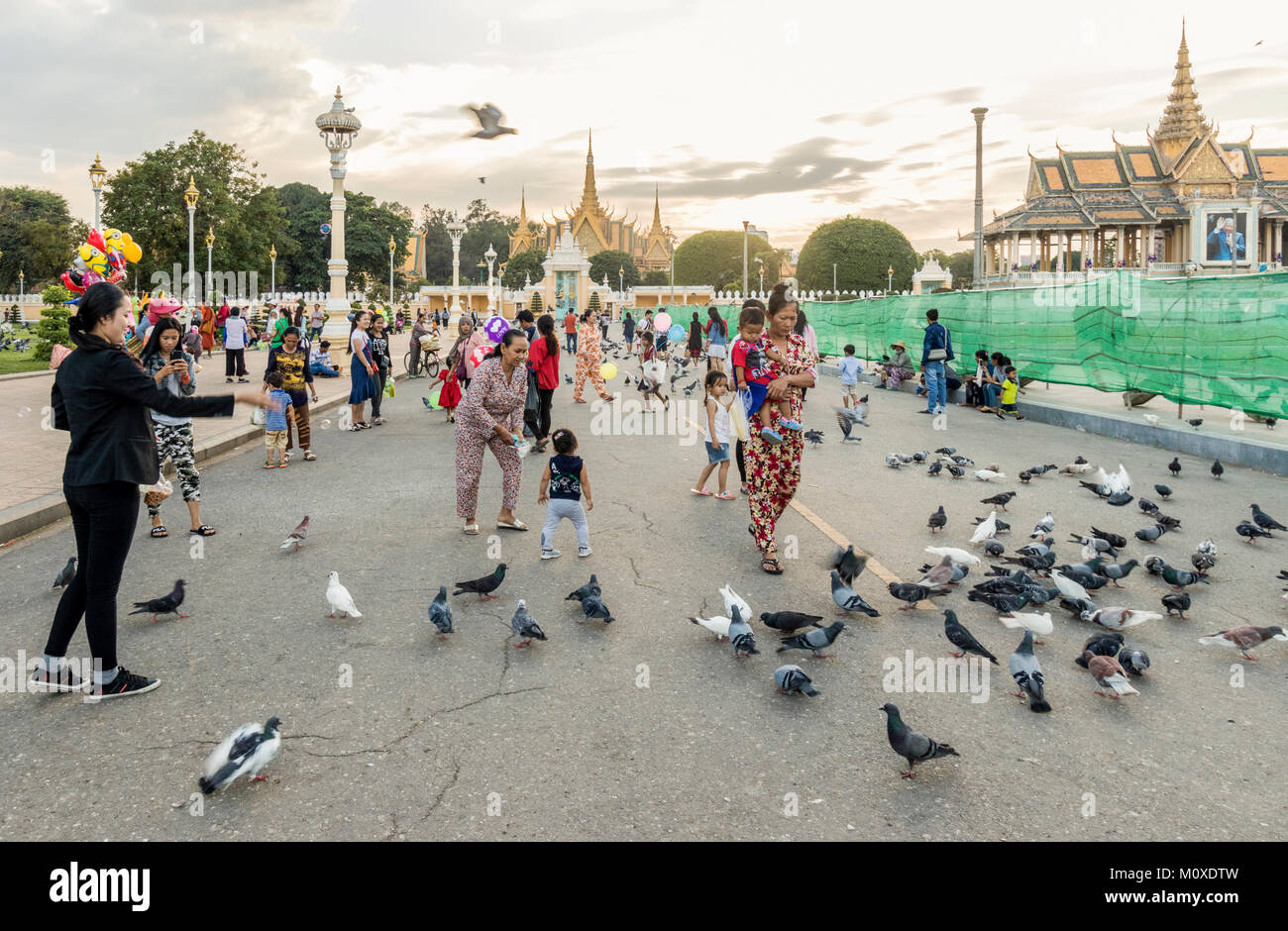 Les gens en dehors des pigeons alimentation Royal Palace Phnom Penh Cambodge Riverside Banque D'Images