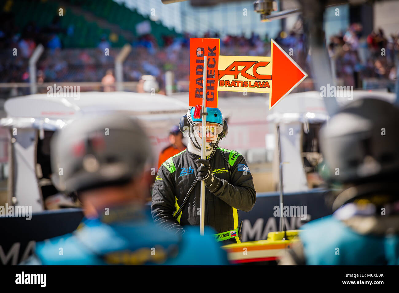 Miroslav Konopka (BTS) / Konstantin Calkos (LAT) / Rik Breakers (NDL) conduisant le # 49 LMP2 ARC Bratislava Oreca 07-Gibson pit crew 24 h Le Mans Banque D'Images