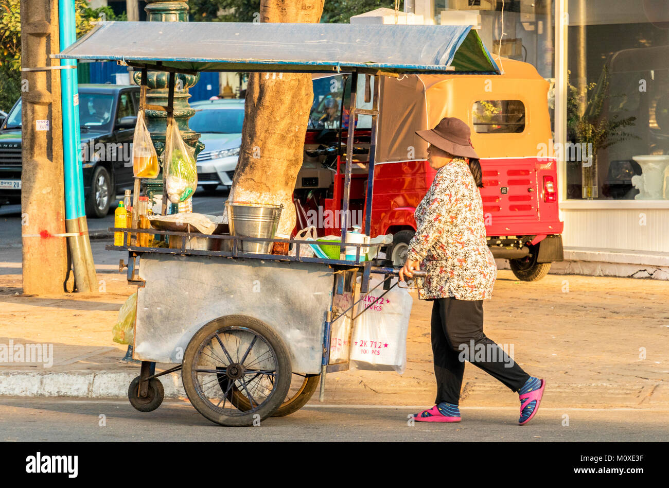 Les vendeurs de rue la négociation sur les rues de Phnom Penh au Cambodge Banque D'Images