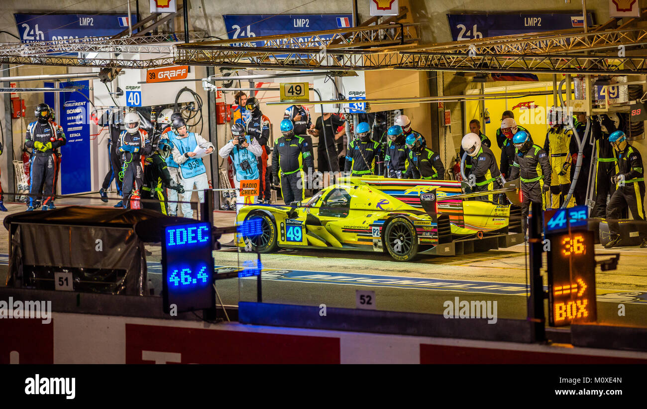 Miroslav Konopka (BTS) / Konstantin Calkos (LAT) / Rik Breakers (NDL) conduisant le # 49 LMP2 ARC Bratislava Oreca 07-Gibson dans la voie des stands, 24h Le Mans Banque D'Images