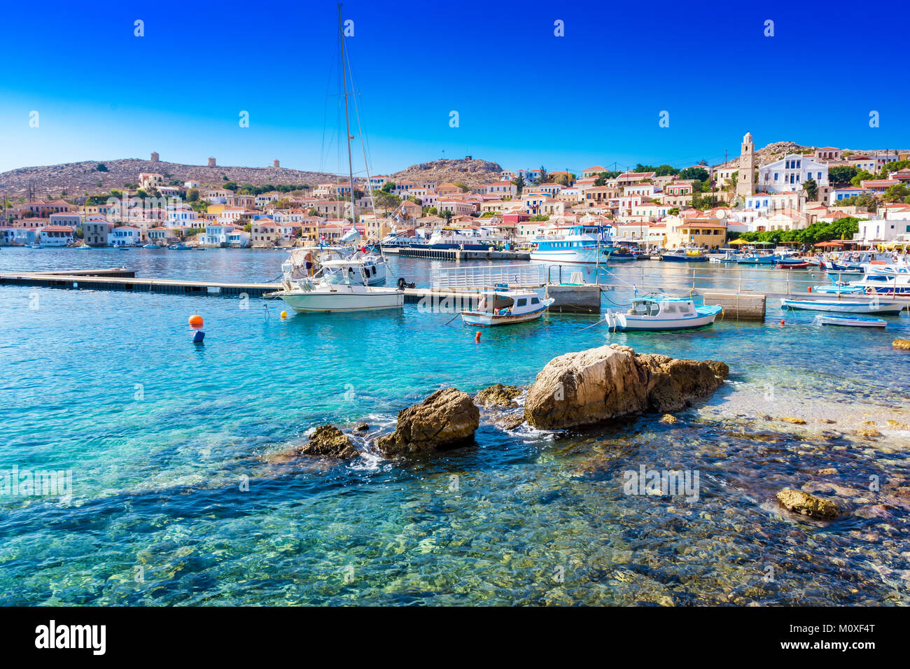Bateaux dans port de ville Emporio (Nimborio) - capitale de l'île de Halki (Grèce) Banque D'Images