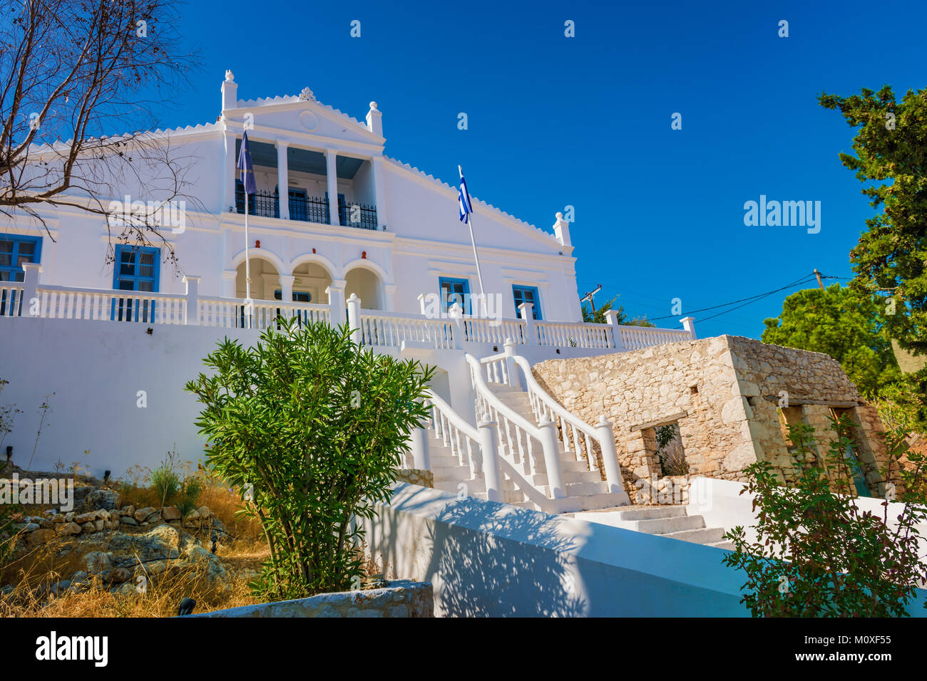 Hôtel de ville de style néoclassique sur l'île de Halki Nimborio (Grèce) Banque D'Images
