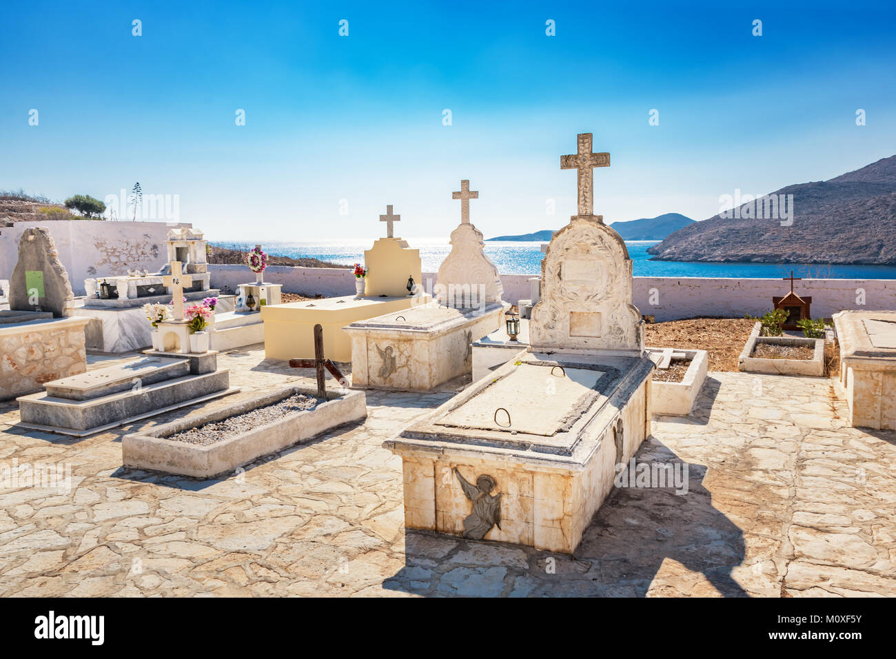 Cimetière orthodoxe près de Pontamos Beach sur l'île de Halki (Grèce) Banque D'Images