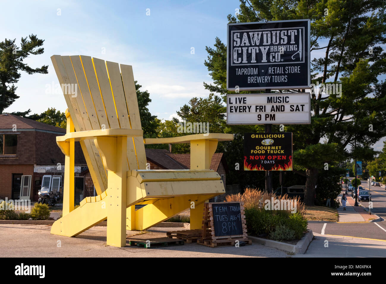 Un très grand Muskoka ou chaise Adirondack à Gravenhurst, en Ontario, Canada. Banque D'Images