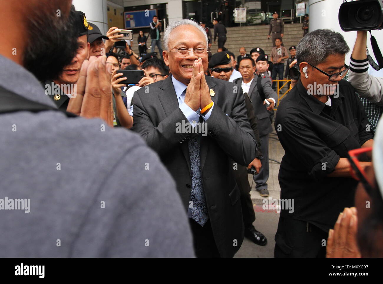 Bangkok, Thaïlande. Feb 23, 2018. Le Procureur général a sue commandés sur Suthep Thaugsuban et 8 dirigeants du PDRC (Comité de réforme démocratique du peuple) de la rébellion et le terrorisme. L'accusation a causé de leur protestation contre l'arrêt "Bangkok" en 2014 et a mené à coup d'être dans quelques mois plus tard. Plus tard, tous les défendeurs ont reçu une autorisation de la Cour pénale sous caution en soumettant l'argent sécurité THB600,000 /personne. (Est. USD 17 200) Thitinun Sampiphat : Crédit/Pacific Press/Alamy Live News Banque D'Images