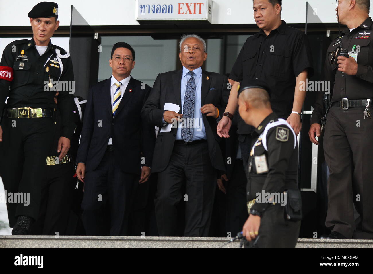 Bangkok, Thaïlande. Feb 23, 2018. Le Procureur général a sue commandés sur Suthep Thaugsuban et 8 dirigeants du PDRC (Comité de réforme démocratique du peuple) de la rébellion et le terrorisme. L'accusation a causé de leur protestation contre l'arrêt "Bangkok" en 2014 et a mené à coup d'être dans quelques mois plus tard. Plus tard, tous les défendeurs ont reçu une autorisation de la Cour pénale sous caution en soumettant l'argent sécurité THB600,000 /personne. (Est. USD 17 200) Thitinun Sampiphat : Crédit/Pacific Press/Alamy Live News Banque D'Images