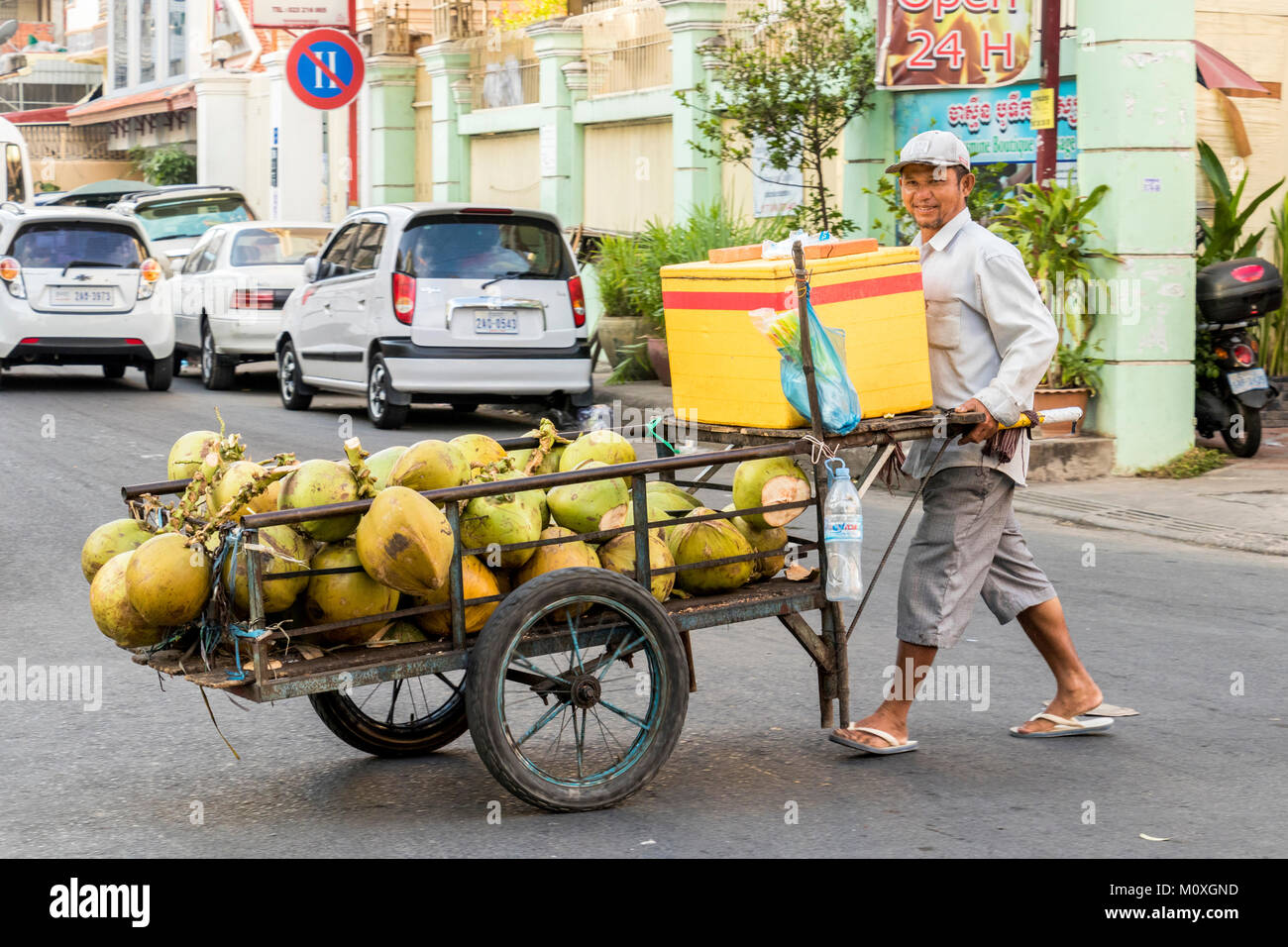 Les vendeurs de rue la négociation sur les rues de Phnom Penh au Cambodge Banque D'Images