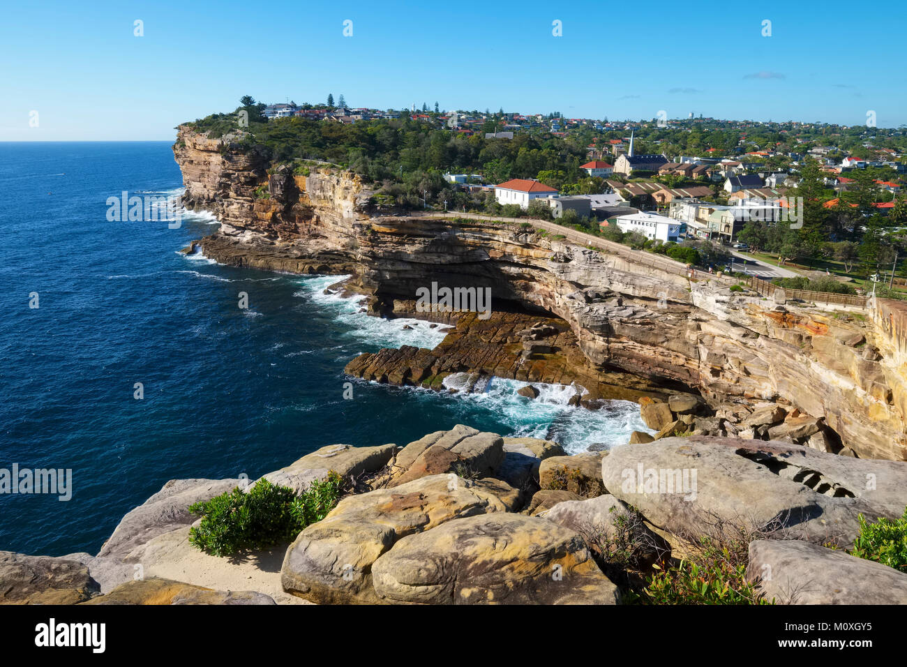 Les hautes falaises de l'écart, voir l'écart de Bluff sur une journée ensoleillée, Watsons Bay, Sydney, Australie. Banque D'Images