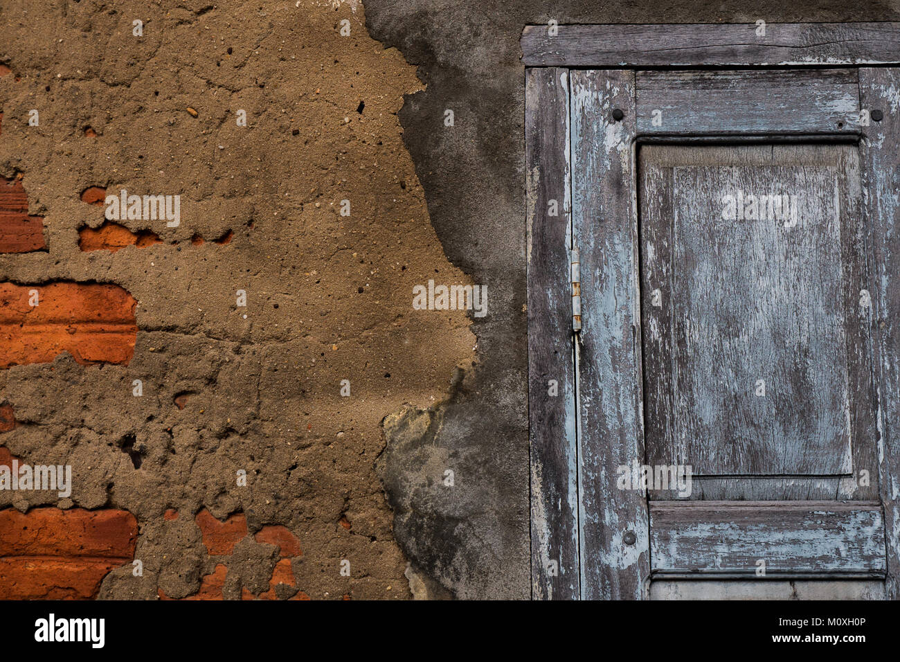 La porte d'un vieux bâtiment abandonné à Kampot, Cambodge Banque D'Images