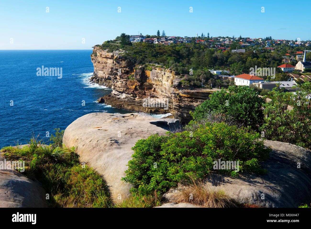 Les hautes falaises de l'écart, voir l'écart de Bluff sur une journée ensoleillée, Watsons Bay, Sydney, Australie. Banque D'Images