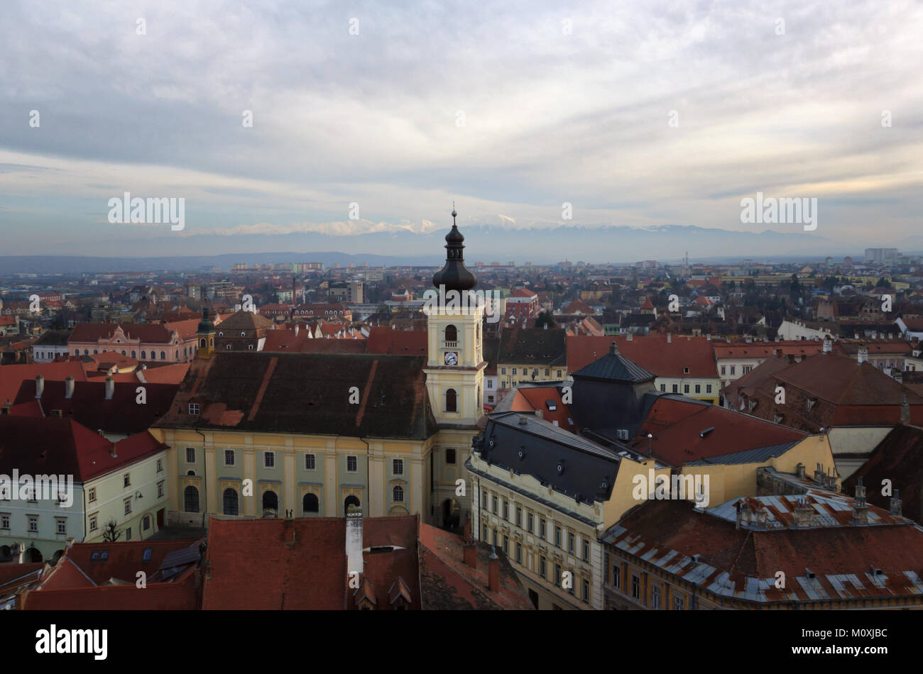 La vieille ville de Sibiu à partir du haut de la cathédrale Luthérienne Banque D'Images