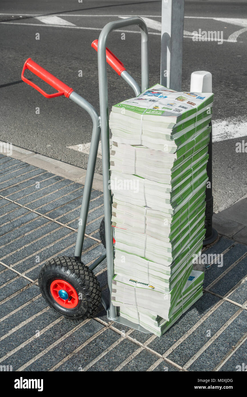 Supermarché offrent des brochures d'être distribué aux maisons dans street en Espagne Banque D'Images