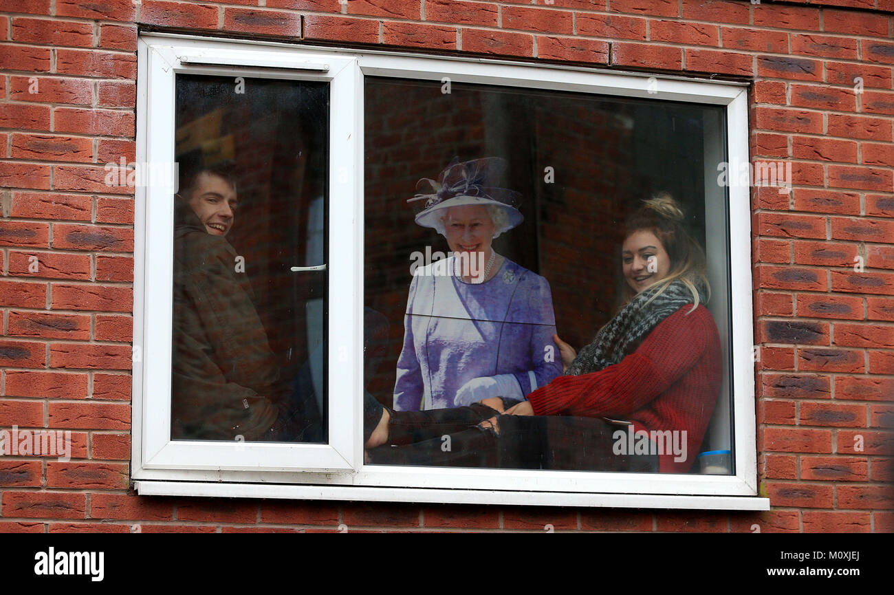 Les gens s'assoient dans une fenêtre avec un carton découpe de la Reine, le Prince de Galles et la duchesse de Cornouailles visite du vieux moulin à scie à Congleton, Cheshire. Banque D'Images