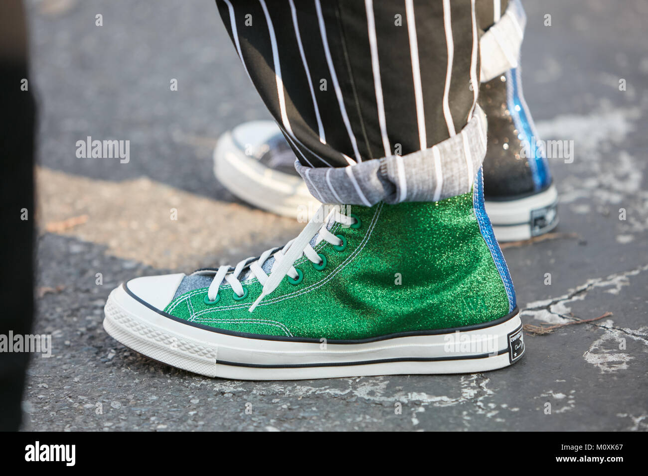 MILAN - janvier 13 : Man with green Converse All Stars glitter baskets et  un pantalon rayé noir et blanc avant de l'or noir Diesel fashion show, Mil  Photo Stock - Alamy