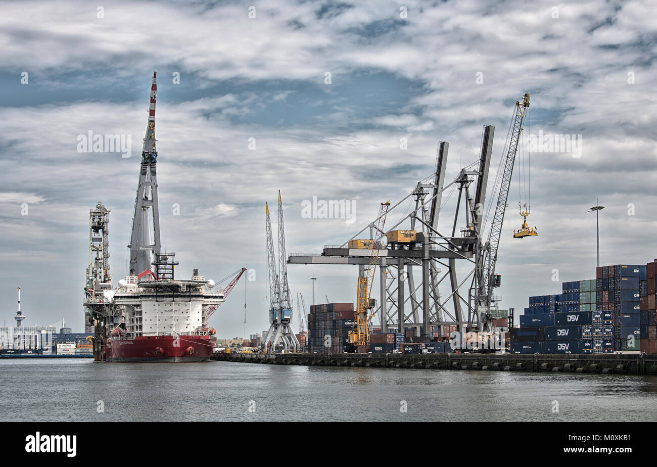 ROTTERDAM,HOLLANDE,04-07-2014:grandes grues pour le transport de conteneurs dans le port néerlandais de Rotterdam, Rotterdam est l'un des plus grands ports en Europe Banque D'Images