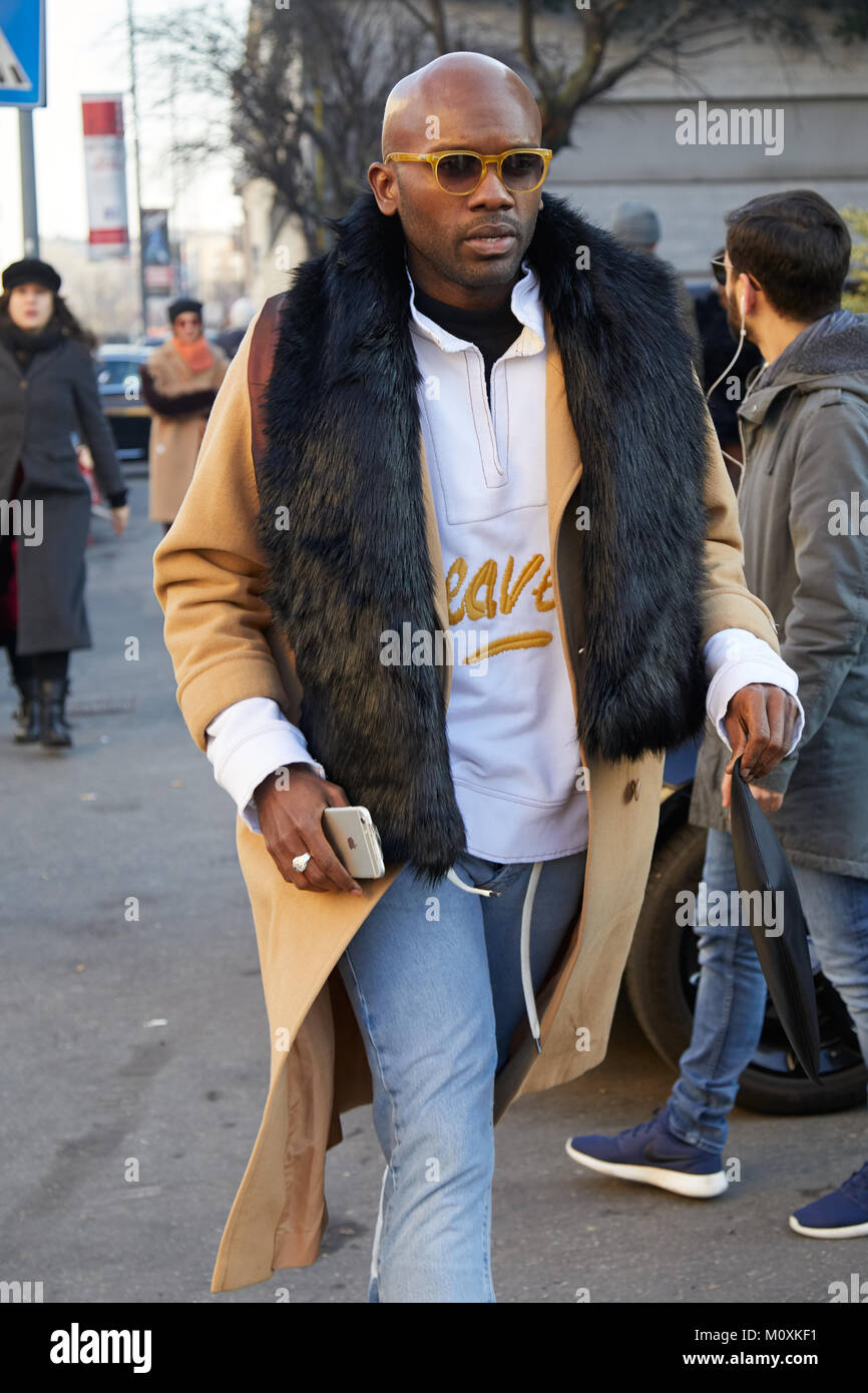 MILAN - janvier 13 : Homme avec manteau beige et col de fourrure noire  avant de l'or noir Diesel fashion show, Milan Fashion Week street style le  13 janvier 201 Photo Stock - Alamy