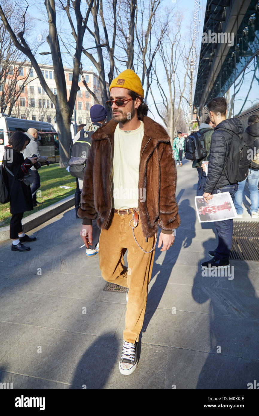 MILAN - janvier 13 : Giotto Calendoli avec veste fourrure marron marcher  avant d'Emporio Armani fashion show, Milan Fashion Week street style le 13  janvier Photo Stock - Alamy