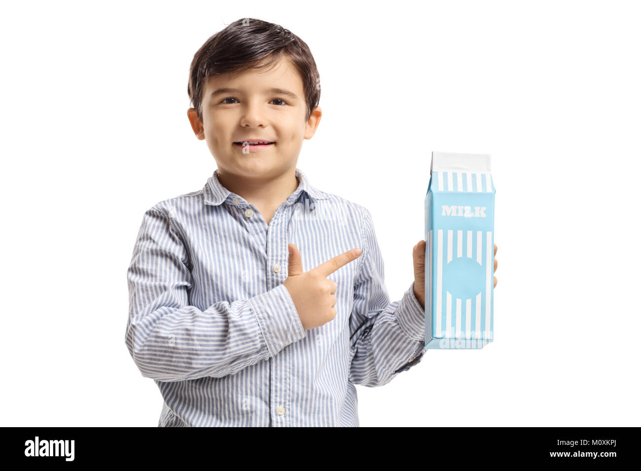 Garçon avec un carton de lait vers isolé sur fond blanc Banque D'Images