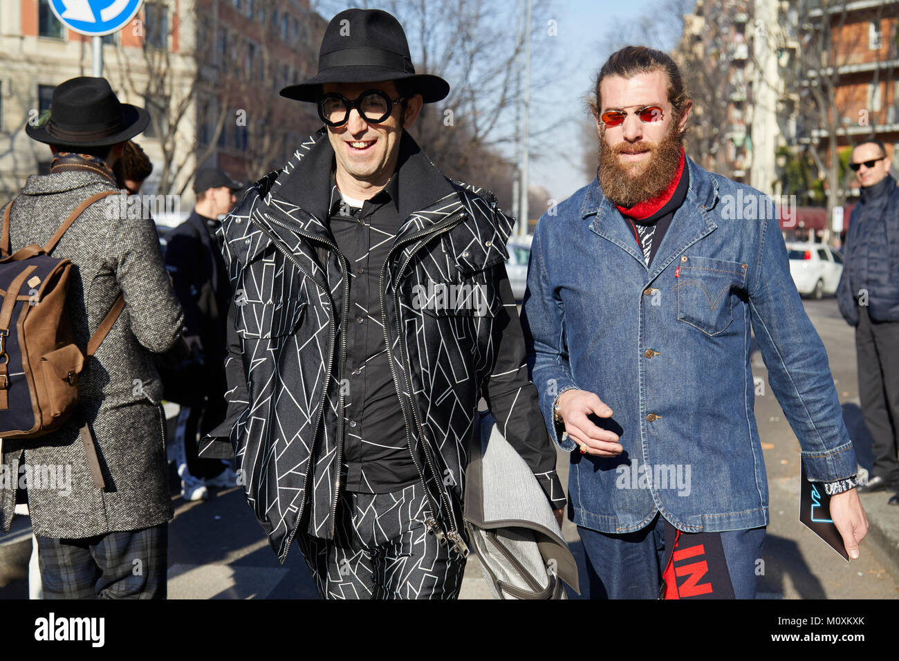 MILAN - janvier 13 : Les hommes de marcher avant d'Emporio Armani fashion show, Milan Fashion Week street style le 13 janvier 2018 à Milan. Banque D'Images