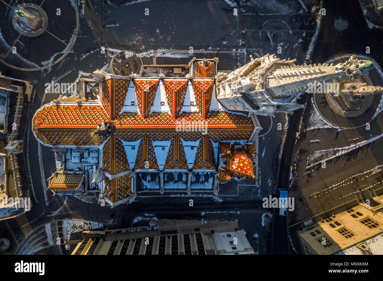 Budapest, Hongrie - Aerial drone photo à propos de l'église Matthias célèbre toit coloré et du Bastion des Pêcheurs d'en haut au lever du soleil l'hiver Banque D'Images