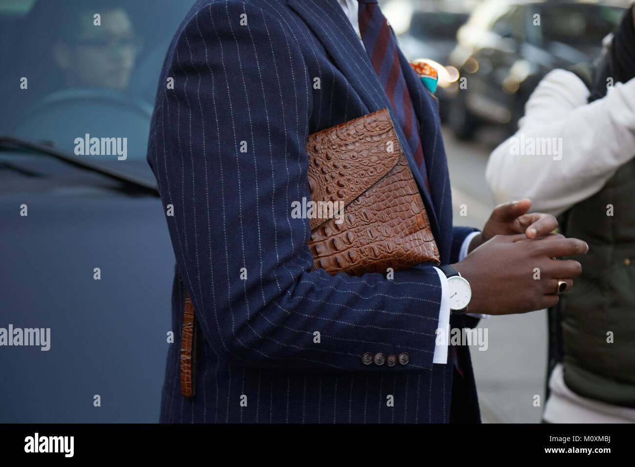 MILAN - janvier 13 : sac en cuir de crocodile marron et bleu pinstripe veste avant que Neil Barrett fashion show, Milan Fashion Week street style o Banque D'Images