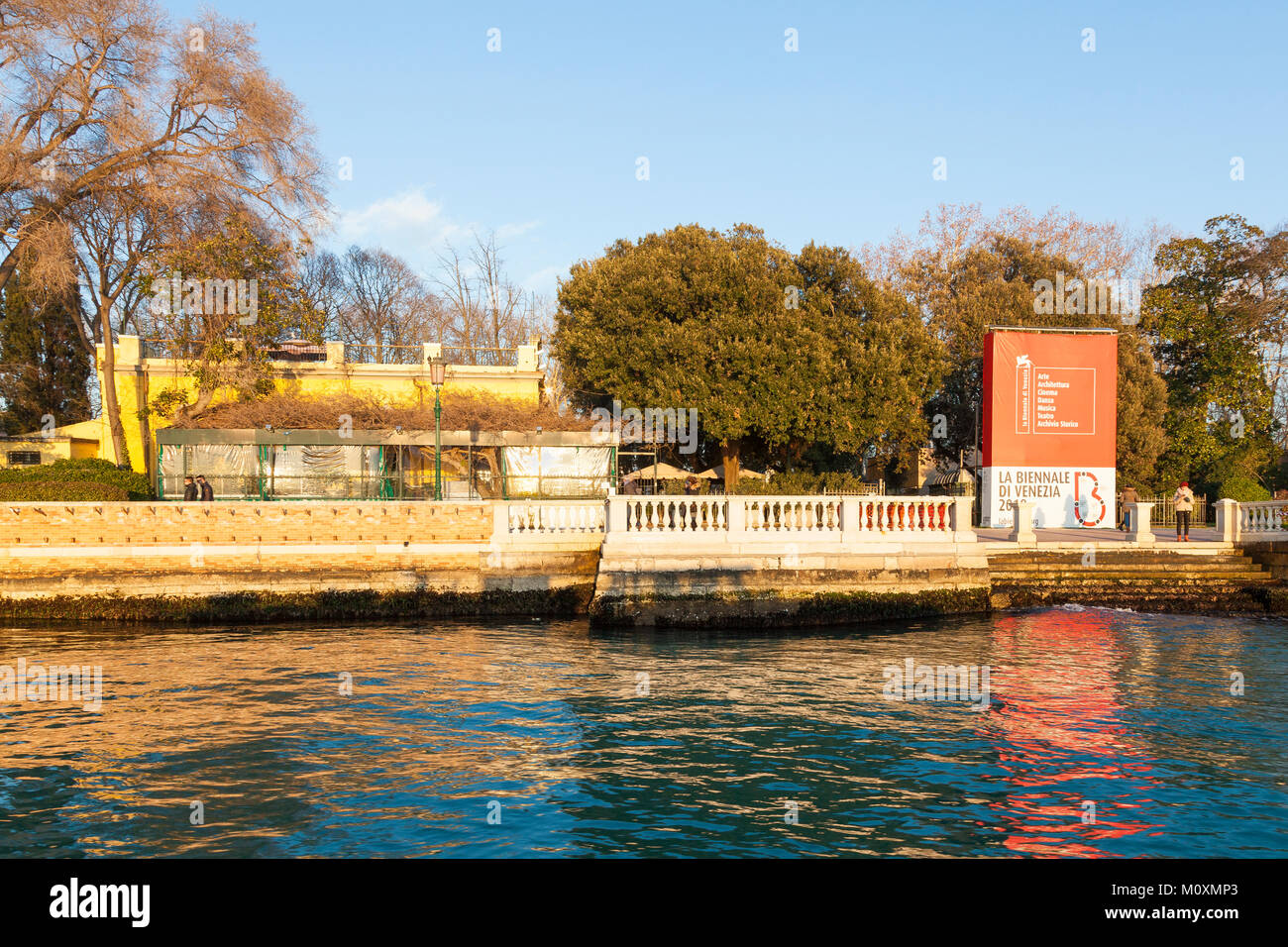 Le Giardini Pubblici ou Bieannale jardins avec leur signalisation et la populaire Cafe Paradiso au coucher du soleil à partir de la lagune, Castello, Venise, Vénétie, Italie Banque D'Images